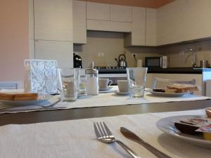 un tavolo con piatti e utensili su un bancone della cucina di Villa La Mulinella a Preturo