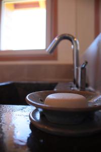 a plate sitting on a counter next to a sink at Cabaña para 4 personas in El Hoyo