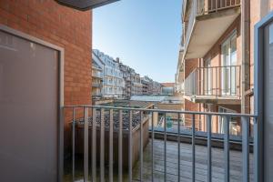 een leeg balkon van een appartementencomplex met gebouwen bij Bayaux centrum Knokke in Knokke-Heist