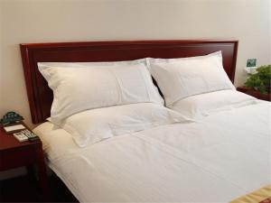 Postel nebo postele na pokoji v ubytování GreenTree Inn Beijing Shunyi Xinguozhan Express Hotel
