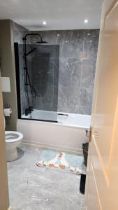 Ένα μπάνιο στο Modern Room in a Shared Flat near Haymarket +4 φωτογραφίες