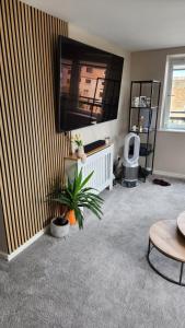 Μια τηλεόραση ή/και κέντρο ψυχαγωγίας στο Modern Room in a Shared Flat near Haymarket