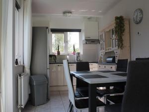 Η κουζίνα ή μικρή κουζίνα στο Holiday Home in Zeeland with Garden