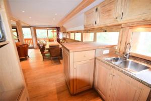 cocina con fregadero y comedor en Chalet L'alpicois - Chalet L'ALPICOIS 10 pers - PLAGNE CENTRE -wifi - MAE-3584, en Aime La Plagne