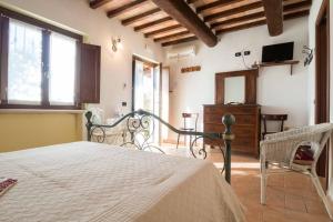 ein Schlafzimmer mit einem Bett und einem TV in einem Zimmer in der Unterkunft La Casa di Gelsomino in Massa Martana