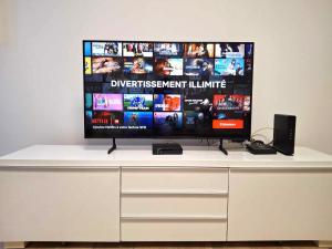 ヴァルレアスにあるLa maison d'Emmie 83m2の薄型テレビ(白いドレッサーの上に座る)