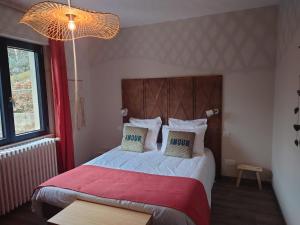 Postel nebo postele na pokoji v ubytování L'Impasse en Famille, appartement 2-6 personnes piscine et spa privés