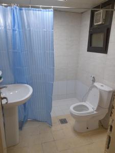 un bagno con un water e un lavandino di Yasliving EXTN a Abu Dhabi