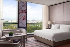 Postel nebo postele na pokoji v ubytování The Ritz-Carlton, Suzhou