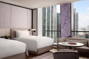 Postel nebo postele na pokoji v ubytování The Ritz-Carlton, Suzhou