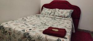 Rúm í herbergi á Hostal Maison Belle
