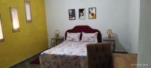 Rúm í herbergi á Hostal Maison Belle
