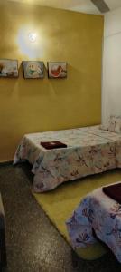 Rúm í herbergi á Hostal Maison Belle