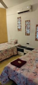 Rúm í herbergi á Hostal Maison Belle