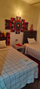 Rúm í herbergi á Hostal Maison Belle