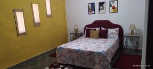 Rúm í herbergi á Hostal Maison Belle