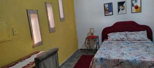 Rúm í herbergi á Hostal Maison Belle