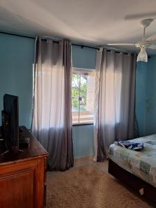 Ένα ή περισσότερα κρεβάτια σε δωμάτιο στο Quitinetes toda mobiliada em Araruama
