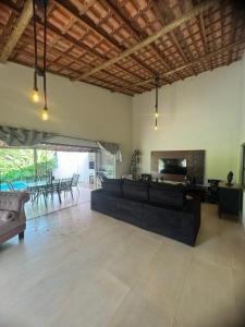 a living room with a couch and a fireplace at Serra Mar à beira rio , rafting, suites, lofts, e Casas in Sana
