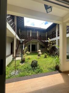 Um jardim em Pousada Portal da Lua mais 21 fotos