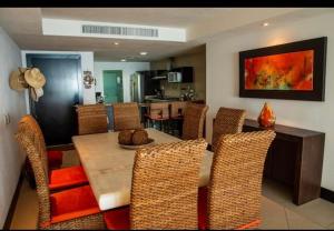 une salle à manger avec une table et quelques chaises dans l'établissement Bay view Grand Marina 1104, à Ixtapa