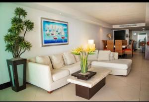 un salon avec un canapé blanc et une table dans l'établissement Bay view Grand Marina 1104, à Ixtapa