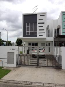 uma casa com um carro estacionado em frente em Comfort Holiday Home @ Bukit Indah em Johor Bahru