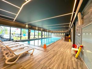 Bazén v ubytovaní Apartment Superior Baltic with Terrace - FREE Pool, Saunas, Jacuzzi, Fitness, Salzgrotte alebo v jeho blízkosti
