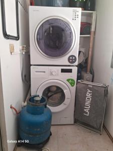 a washing machine and a microwave in a room at apartmento punta del este playa mansa in Punta del Este
