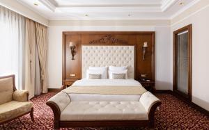 Postel nebo postele na pokoji v ubytování Shamakhi Palace Sharadil