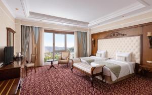 Postel nebo postele na pokoji v ubytování Shamakhi Palace Sharadil