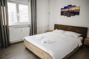 En eller flere senge i et værelse på CozyApartment near MetroGorjului