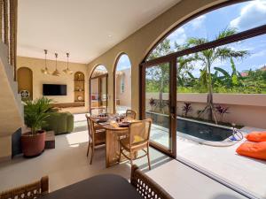 Μια τηλεόραση ή/και κέντρο ψυχαγωγίας στο Stunning new 2-Bedroom Villa with Private Pool in North Canggu