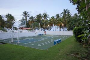 a tennis court with a person standing on it at Mi estadía in San Juan