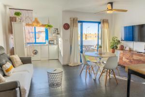 Kuchyňa alebo kuchynka v ubytovaní Tarifa Cozy House - Beach view & Balcony
