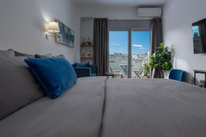 Una cama o camas en una habitación de Plaza Elegant Suites