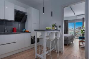 Una cocina o cocineta en Plaza Elegant Suites