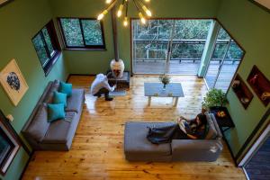 Φωτογραφία από το άλμπουμ του Storm's Hollow - Forest Cabin σε Wittedrif