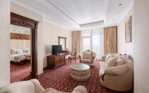 TV a/nebo společenská místnost v ubytování Shamakhi Palace Sharadil