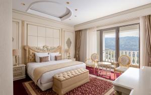 Postel nebo postele na pokoji v ubytování Shamakhi Palace Sharadil