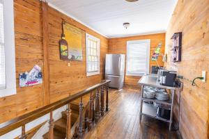 キーウェストにあるSeaport Suiteの木製の壁と冷蔵庫付きのキッチン