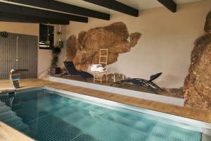 Bazén v ubytování HOTEL LA CABANA BERGA nebo v jeho okolí