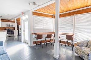 キーウェストにあるCommodore's Coveのテーブルと椅子のあるキッチンとリビングルーム +16枚の写真