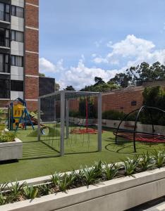 Ο χώρος παιχνιδιού για παιδιά στο Apartamento céntrico y excepcional con 2 habitaciones, 2 baños en zona central de la ciudad
