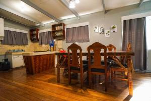 バギオにあるVilla Milagrosの部屋にテーブルと椅子のあるキッチン