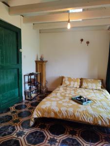 una camera con un letto e un vassoio di Memories ad Assenede