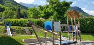 ein Park mit einem Spielplatz mit Rutsche in der Unterkunft Gîte fabuleux, jardin, terrasse, parking in Saint-Vincent-de-Mercuze