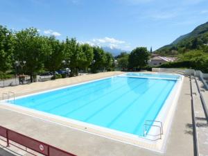 ein großes Schwimmbecken mit blauem Wasser in der Unterkunft Gîte fabuleux, jardin, terrasse, parking in Saint-Vincent-de-Mercuze
