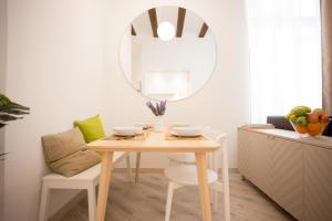mesa de comedor con espejo en la habitación en Apartamentos Wallace en Valencia