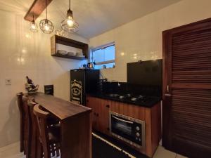 une cuisine avec une cuisinière et un réfrigérateur dans l'établissement Ap em Balneário Camboriú, à Balneário Camboriú